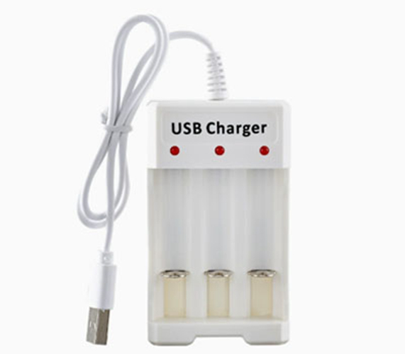  3-paikkainen USB-laturi – AA / AAA Ni-MH / Ni-Cd -latausparistoille